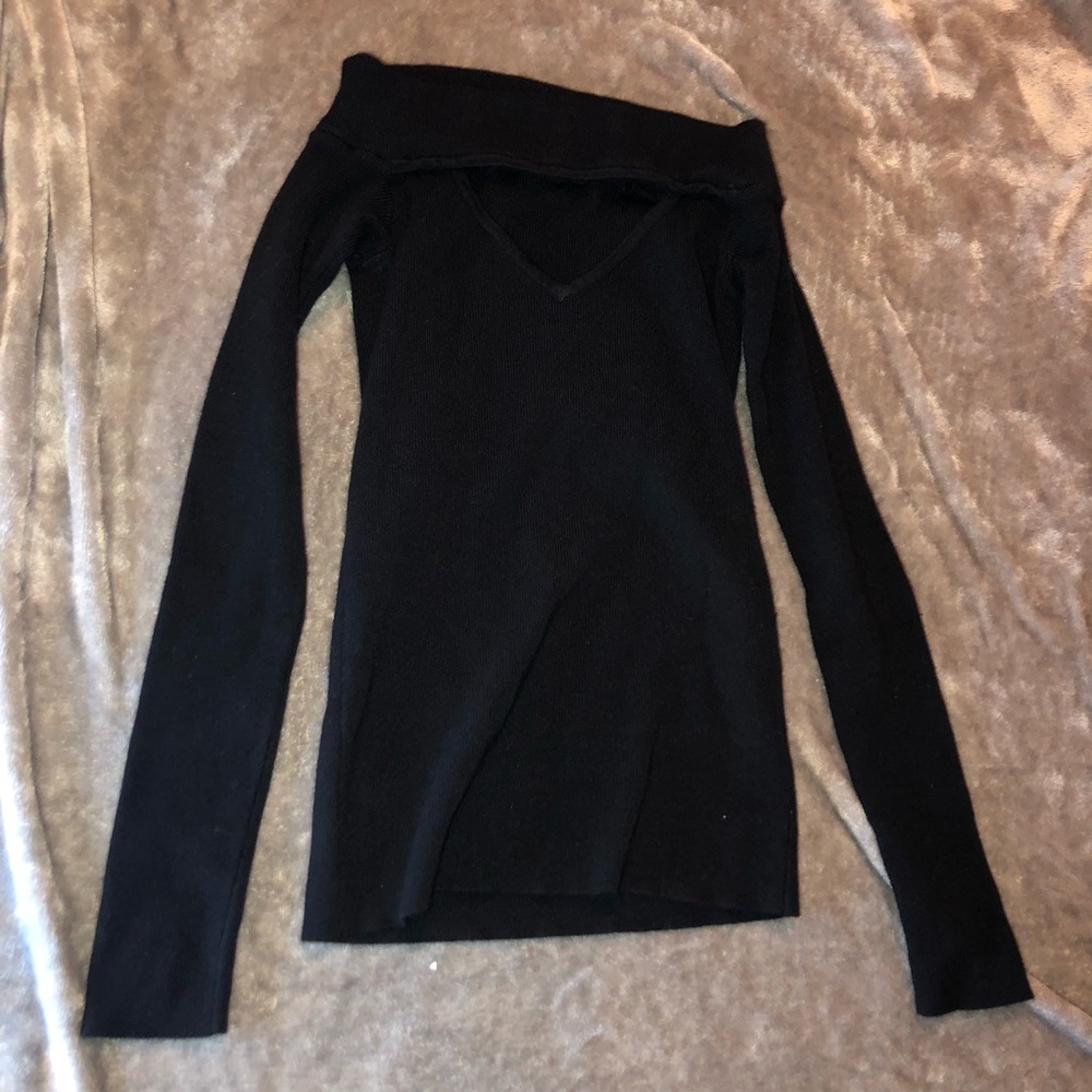 V Shaped off the Shoulder Long Sleeve Tee